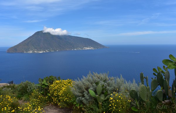 Blick von der Küste von Lipari auf die Insel Salina
