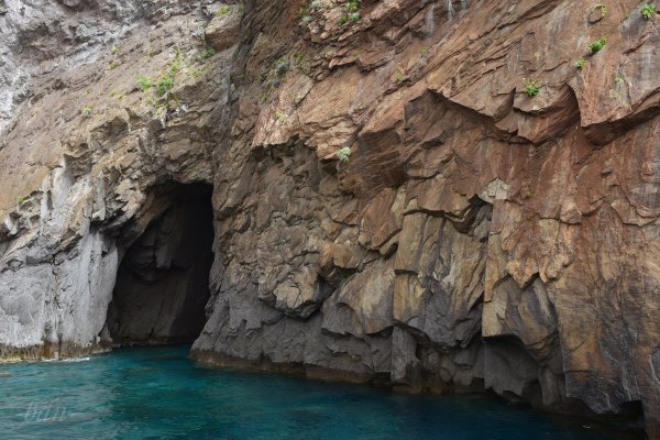 Grotte an der Steilküste von Salina, Äolisches Archipel