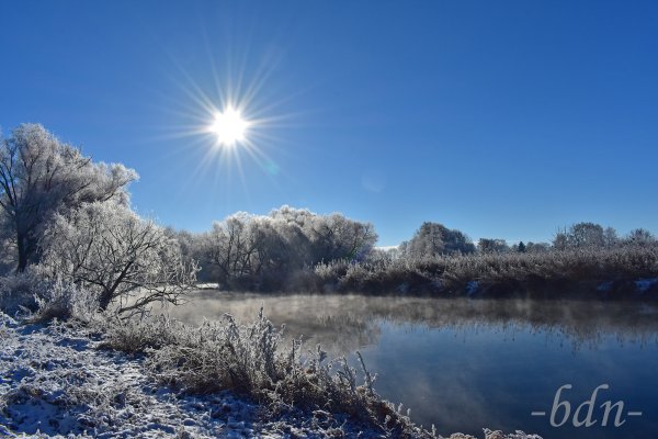 Eiskalter Morgen mit Raureifzauber in der Amperau