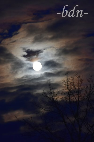 Vollmond an einem dramatischen Nachthimmel