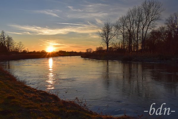 Letzte Sonnenstrahlen über dem Landschaftsschutzgebiet Amperauen bei Moosburg an der Isar
