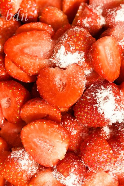 Erdbeeren, halbiert und eingezuckert
