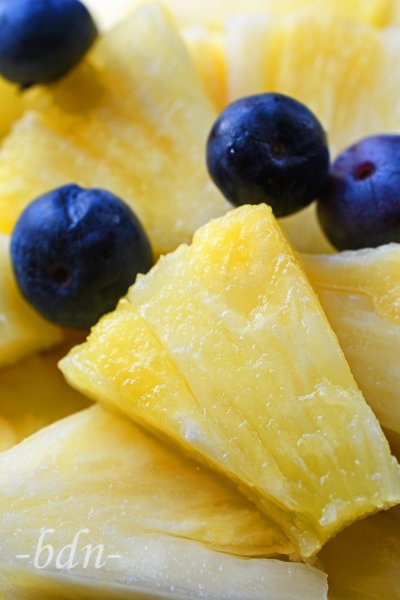 Ananasstücke mit Blaubeeren