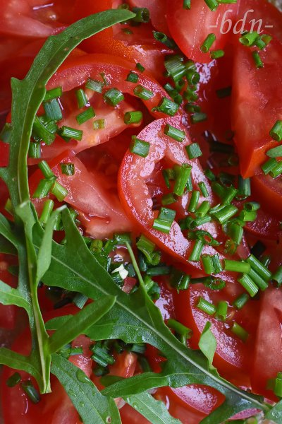 Tomatensalat mit Rucola und Schnittlauch