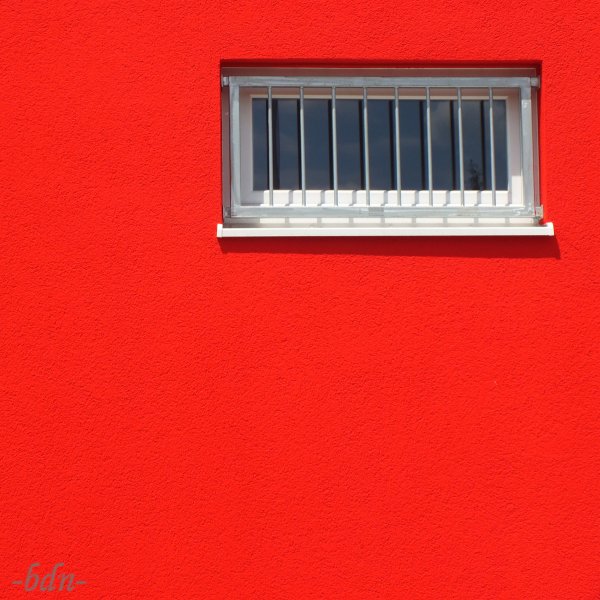 Rote Fassade im Quadrat