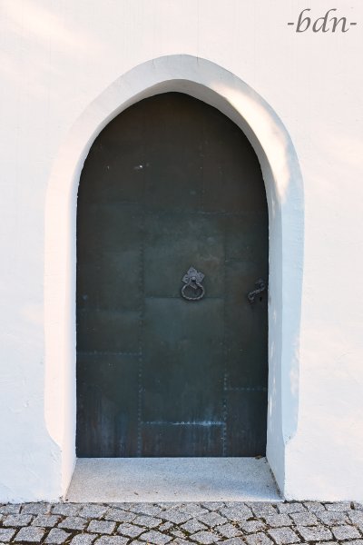 Tür einer kleinen spätmittelalterlichen Kirche in Niederbayern