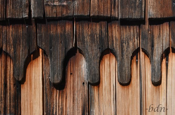 Schindeln an einem alten Bauernhaus