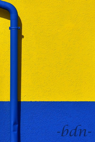 Das blaue Regenfallrohr