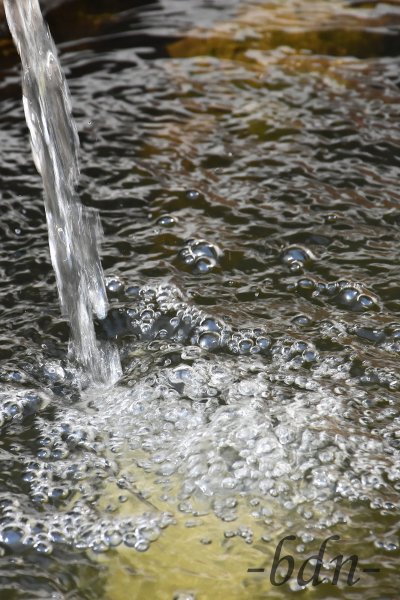 Wasser fließt in ein Wasserbecken