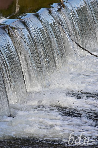 Wasser stürzt über eine Stufe der Amperkaskaden