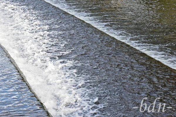 Schäumendes Wasser an den Stufen der Amperkaskaden