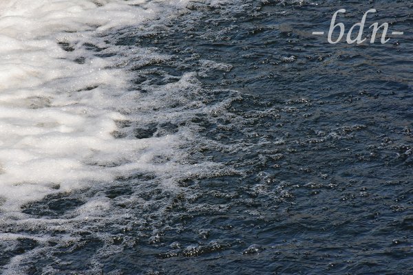 Schäumendes Wasser an einem Wehr
