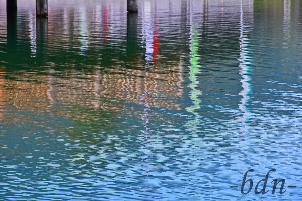 Ein Badesteg spiegelt sich im Wasser