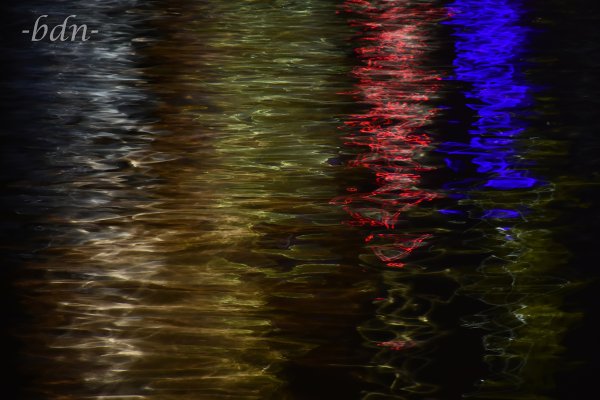 Lichter am Hafen bei Nacht