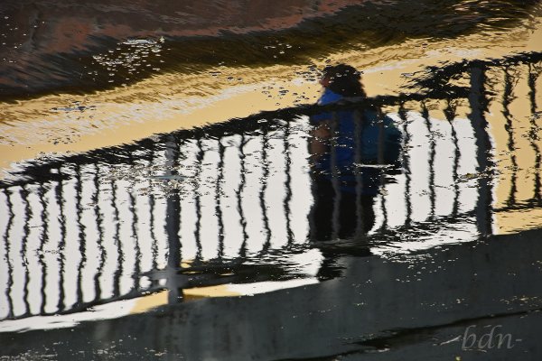 Eine Fußgängerbrücke im Wasserspiegel