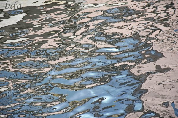 Buntes Muster auf einem Kanal