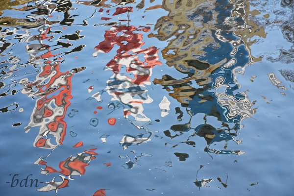 Bunte Spiegelungen in einem Kanal