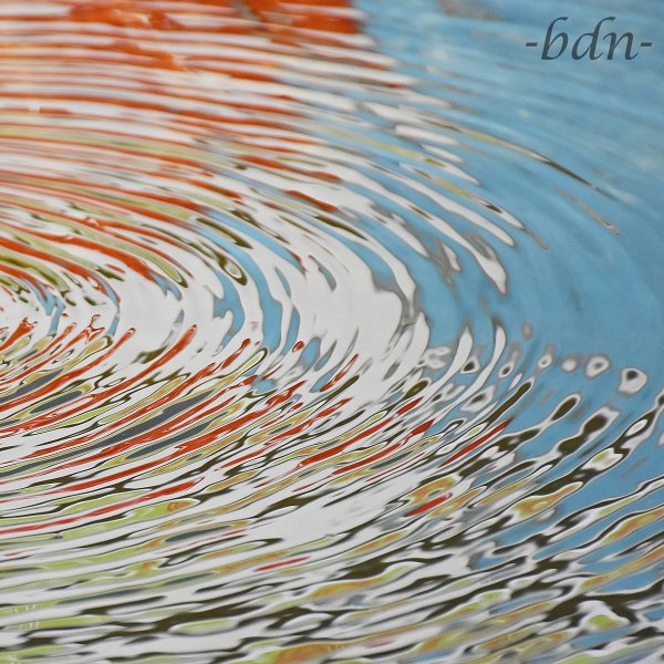 Bunte Spiegelungen im Brunnenwasser