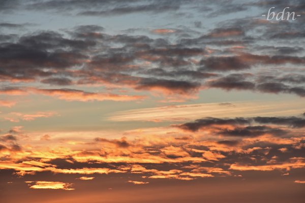 Farbenzauber am Winterhimmel in der Dämmerung