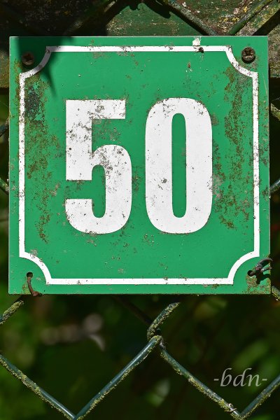 Verrostetes Hausnummernschild
