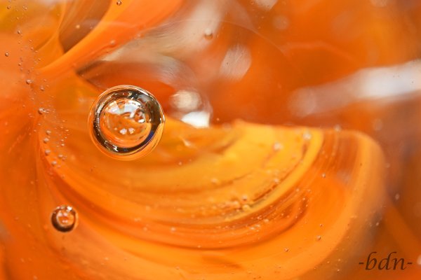 Luftblase in orange-gelbem Glas