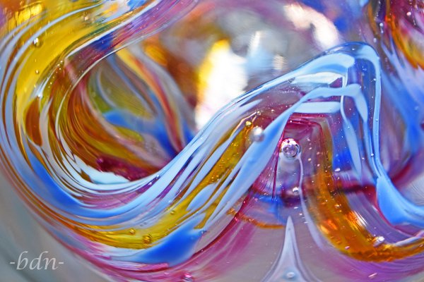 Bunte Glasfäden in einem Glasobjekt