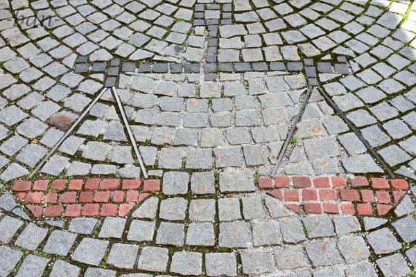 Waage - Muster im Straßenbelag