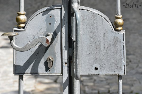 Schloss an einem Gittertor