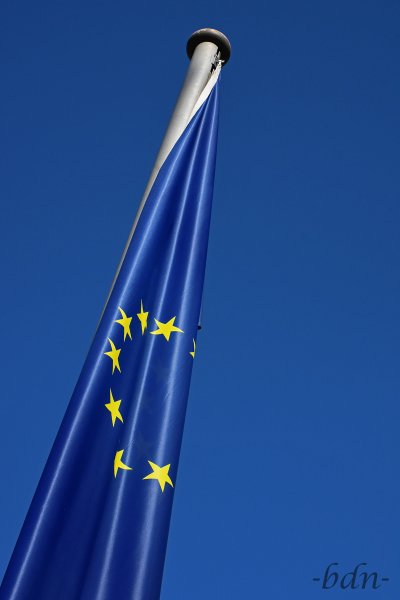 Die Europaflagge hängt schlaff am Fahnenmast