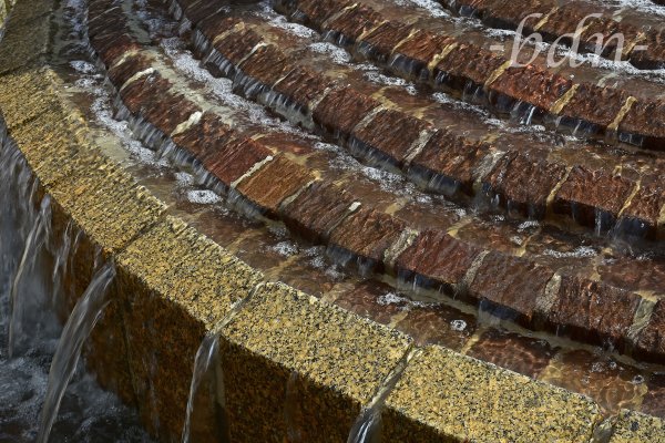 Kaskaden an einem Brunnen