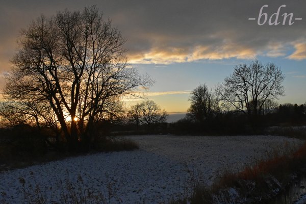 Letzte Sonnenstrahlen über dem winterlichen Ampertal