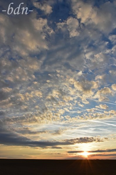 Wolkengemälde über den Feldern