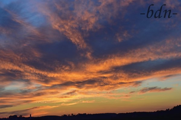Schwer hängen die Wolken am Abendhimmel über der Holledau