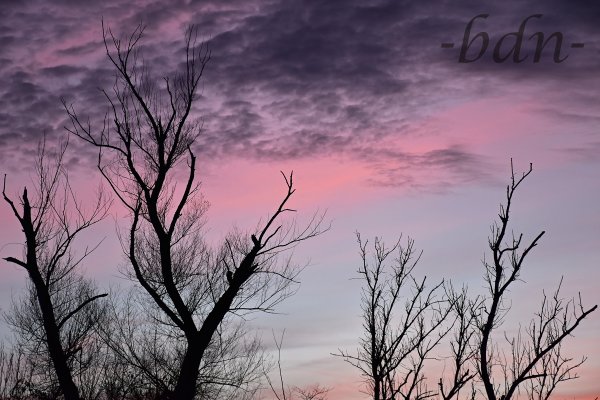 Leuchtender Himmel über der Isar