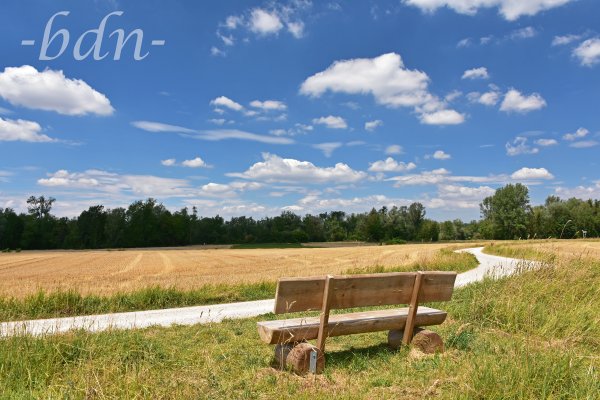 Bank am Wegrand mit Ausblick ins Ampertal