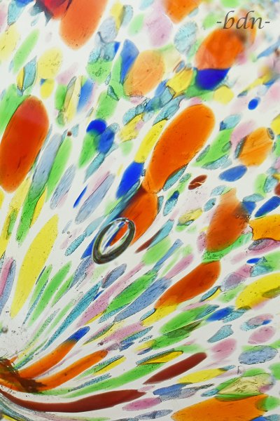 Buntes Glas mit einer Luftblase