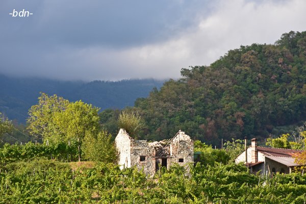 Graue Wolken über einem verfallenen Anwesen bei Rolle an der Straße des Prosecco, Italien