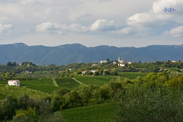 Wolken ziehen sich über dem Veneto bei Conegliano zusammen, Italien